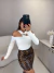 Body com manga longa e alça cruzada com aviamento dourado - off white on internet