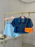 Cropped jeans com manguinha e botões e barra desfiada - lavagem escura