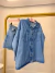 Imagem do Short jeans com barra desfiada e aplicação de brilho - lavagem média