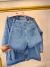 Short jeans com barra desfiada e aplicação de brilho - lavagem média - Amor de Peça - Looks Femininos Estilosos, Loja de Roupa Feminina Online