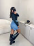 Short jeans com barra desfiada e aplicação de brilho - lavagem média na internet
