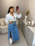 Saia jeans midi com fenda lateral - lavagem média
