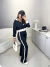 Conjunto em moletinho de calça e casaquinho com listra lateral - preto na internet