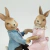 Casal De Coelhos De Resina Dançando 13x9x5cm Páscoa na internet