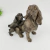 Escultura Decorativa Cachorro E Filhote Marrom 24x23x14cm - Inigual Decor: Decoração, Presentes e Plantas Artificiais.
