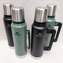 T4 - Termo Stanley Negro Acero Inoxidable 940 ml con tapón cebador - tienda online