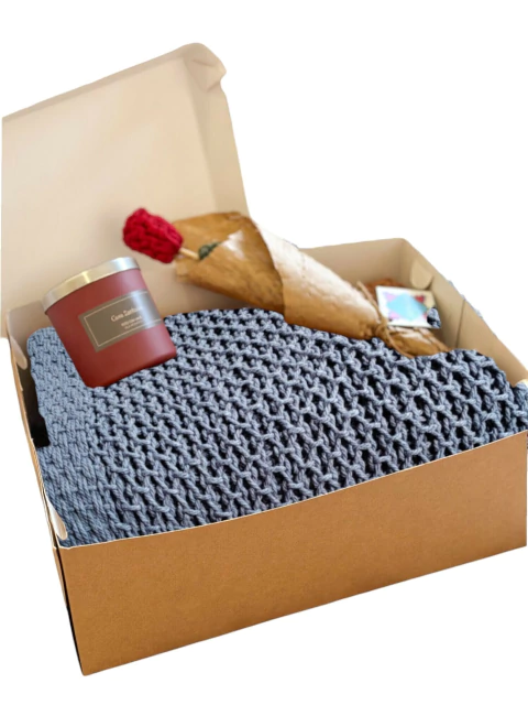 Kit Manta Trico Charmosa Algodão 1,50X1,20m Azul + Vela Aromatizante + Flor em Crochê