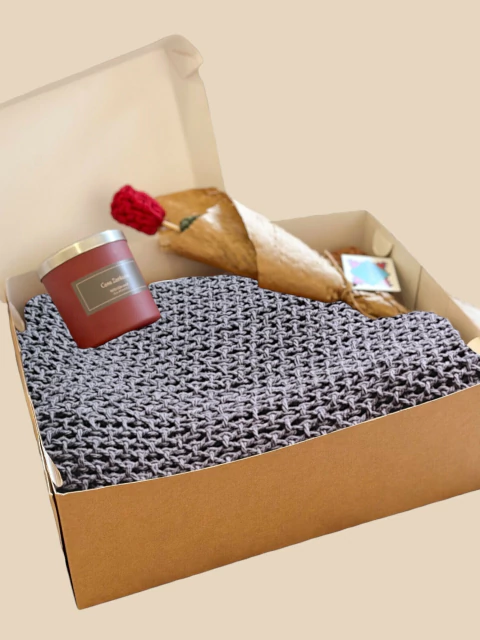 KIT Manta Trico Charmosa Algodão 1,50X1,20 CHUMBO + Vela Aromatizante + Flor em Crochê