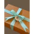 KIT Manta Trico Charmosa Algodão 1,50X1,20 CHUMBO + Vela Aromatizante + Flor em Crochê - comprar online