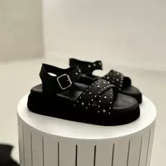Catalina Cuero Negro en internet