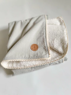 Manta Clara Valencia con pompon - comprar online