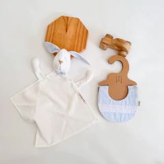 Muñeco de apego Rabbits combinado en internet