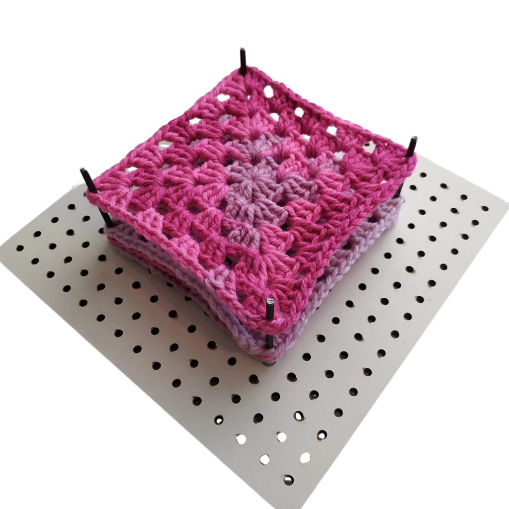 Placa Blocagem MDF Laminada 40cmx40cm e 16 hastes 9cm metal