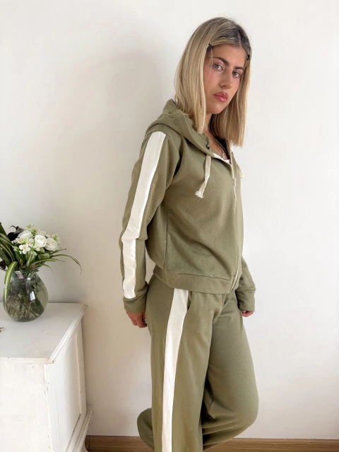 Campera rustico raya a contratono en manga y capucha con cordon Burdeos - comprar online