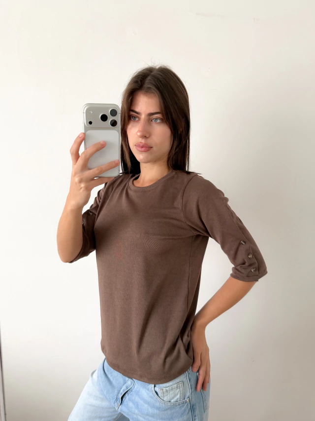 Remera cotton premium con manga 3/4 y botones Charo — imagen 2