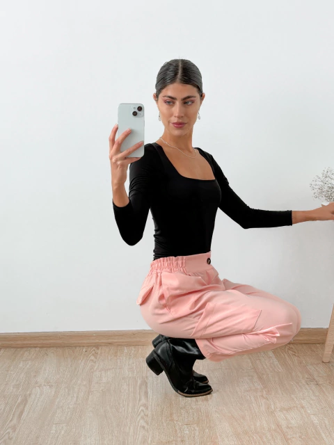 Imagen de Pantalon crepe sastrero bolsillo cargo Devon
