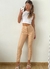 Pantalon bengalina engomada con recortes y pinzas Fara