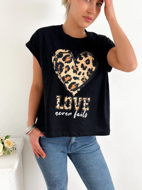Remera amplia manga rebatible Love never fails - comprar online