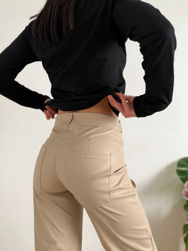 Pantalon cuerina con bolsillos traseros con cierre y boton Olivia — imagen 20