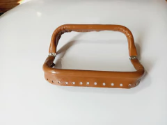 Boca de lobo revestida couro caramelo