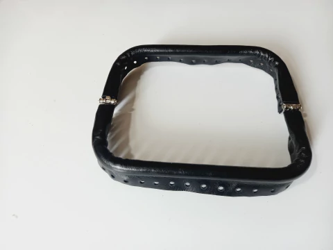 Boca de lobo revestida couro preto