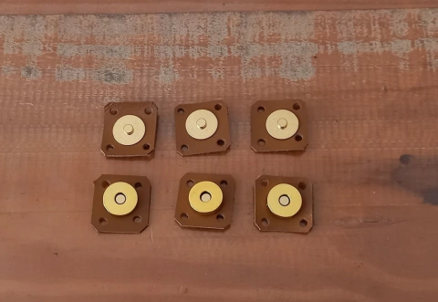 conjunto de 3 botões imã couro caramelo