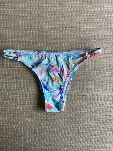Calcinha Asa Delta Estampada com flolhas rose e fundo verde