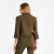 BLAZER ARREMANGADO CON BOLSILLOS DECORATIVOS Y UN BOTÓN PUNTO ROMA VERDE MILITAR en internet