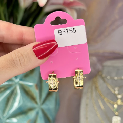 B5755 brinco argola cravejada com microzirconias banhado a ouro 18k - comprar online