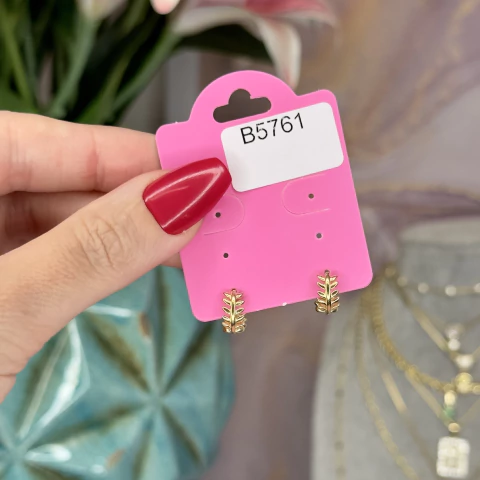 B5761 brinco argola pequena folhinhas banhado a ouro 18k - comprar online