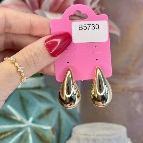 B5730 brinco gota vírgula banhado a ouro 18k - comprar online