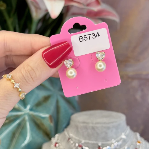 B5734 brinco coração zirconia e pérola banhado a ouro 18k - comprar online