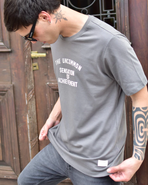 REMERA ACHIEVEMENT GRIS OSC