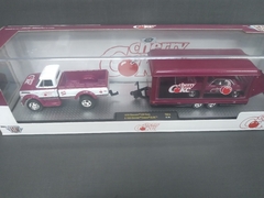 M2 Machines - Chevrolet C60 Truck 1970 - Chevrolet Camaro SS/RS 1969 - 1/64 - Cherry Coke - comprar online