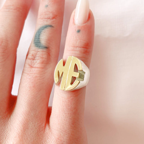 Anillo iniciales Sello Combinado plata y oro 