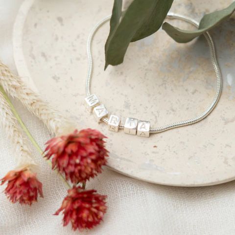 Pulsera Slim con Dije Cubo Inicial