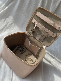 Jewelry Case Nude en internet