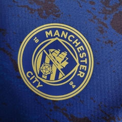 manchester-city-puma-2023-2024-edicao-especial-ano-novo-chines-azul-escuro-patrocinios-patrocinadores-patches-patch-torcedor-torcedores-futebol-masculino-masculina-oficiais-oficial-originais-original-produtos-produto-licenciado-licenciados-licenciada-lice