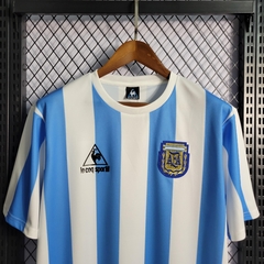 argentina-le-coq-sportif-retro-1986-home-titular-1-casa-azul-branco-branca-copa-do-mundo-patrocinios-patrocinadores-patches-patch-torcedor-torcedores-futebol-masculino-masculina-frete-gratis-envio-campeonato-internacional-selecao-selecoes-tecnologia-elast