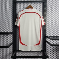 milan-adidas-retro-2006-2007-away-resrva-2-fora-branco-branca-vermelho-vermelha-liga-dos-campeoes-champions-league-patrocinios-patrocinadores-patches-patch-torcedor-torcedores-futebol-masculino-masculina-frete-gratis-envio-campeonato-internacional-europa-