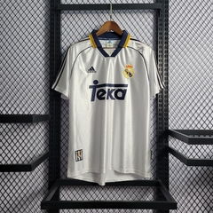 real-madrid-adidas-retro-1998-home-titular-1-casa-branco-branca-liga-dos-campeoes-champions-league-patrocinios-patrocinadores-patches-patch-torcedor-torcedores-futebol-masculino-masculina-frete-gratis-envio-campeonato-internacional-europa-europeu-europeus