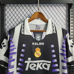 real-madrid-kelme-retro-1998-1997-away-reserva-2-fora-branco-branca-azul-preto-preta-liga-dos-campeoes-champions-league-patrocinios-patrocinadores-patches-patch-torcedor-torcedores-futebol-masculino-masculina-frete-gratis-envio-campeonato-internacional-eu