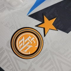 inter-de-milao-umbro-retro-1992-1993-away-reserva-2-fora-branco-branca-azul-liga-dos-campeoes-champions-league-patrocinios-patrocinadores-patches-patch-torcedor-torcedores-futebol-masculino-masculina-frete-gratis-envio-campeonato-internacional-europa-euro