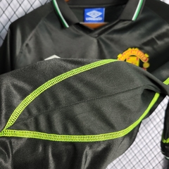 manchester-united-umbro-retro-1998-away-reserva-2-fora-preto-preta-liga-dos-campeoes-champions-league-patrocinios-patrocinadores-patches-patch-torcedor-torcedores-futebol-masculino-masculina-frete-gratis-envio-campeonato-internacional-europa-europeu-europ