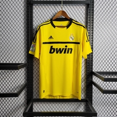 real-madrid-adidas-retro-2011-2012-goleiro-preto-preta-amarelo-amarela-liga-dos-campeoes-champions-league-patrocinios-patrocinadores-patches-patch-torcedor-torcedores-futebol-masculino-masculina-frete-gratis-envio-campeonato-internacional-europa-europeu-e