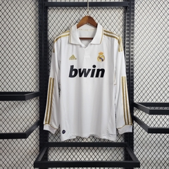 real-madrid-adidas-retro-2011-2012-manga-longa-cumprida-home-titular-1-casa-dourada-dourado-branco-branca-liga-dos-campeoes-champions-league-patrocinios-patrocinadores-patches-patch-torcedor-torcedores-futebol-masculino-masculina-frete-gratis-envio-campeo