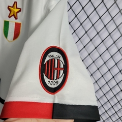 milan-lotto-retro-1995-1997-away-reserva-2-fora-branco-branca-vermelho-vermelha-preto-preta-liga-dos-campeoes-champions-league-patrocinios-patrocinadores-patches-patch-torcedor-torcedores-futebol-masculino-masculina-frete-gratis-envio-campeonato-internaci