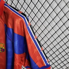 barcelona-barca-kappa-retro-1996-1997-home-1-titular-casa-vinho-escuro-azul-vermelho-vermelha-liga-dos-campeoes-champions-league-patrocinios-patrocinadores-patches-patch-torcedor-torcedores-futebol-masculino-masculina-frete-gratis-envio-campeonato-interna