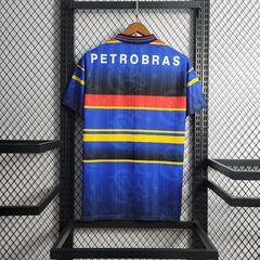 flamengo-umbro-retro-1995-third-terceiro-terceira-3-preto-preta-vermelho-vermelha-azul-patrocinios-patrocinadores-patches-patch-torcedor-torcedores-futebol-masculino-masculina-regata-campeonato-uniformes-uniforme-personalizacao-personalizada-autenticas-au