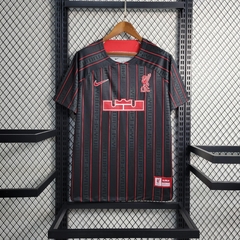 liverpool-lebron-james-nike-2023-2024-edicao-especial-vermelho-vermelha-escuro-vinho-patrocinios-patrocinadores-patches-patch-torcedor-torcedores-futebol-masculino-masculina-oficiais-oficial-originais-original-produtos-produto-licenciado-licenciados-licen